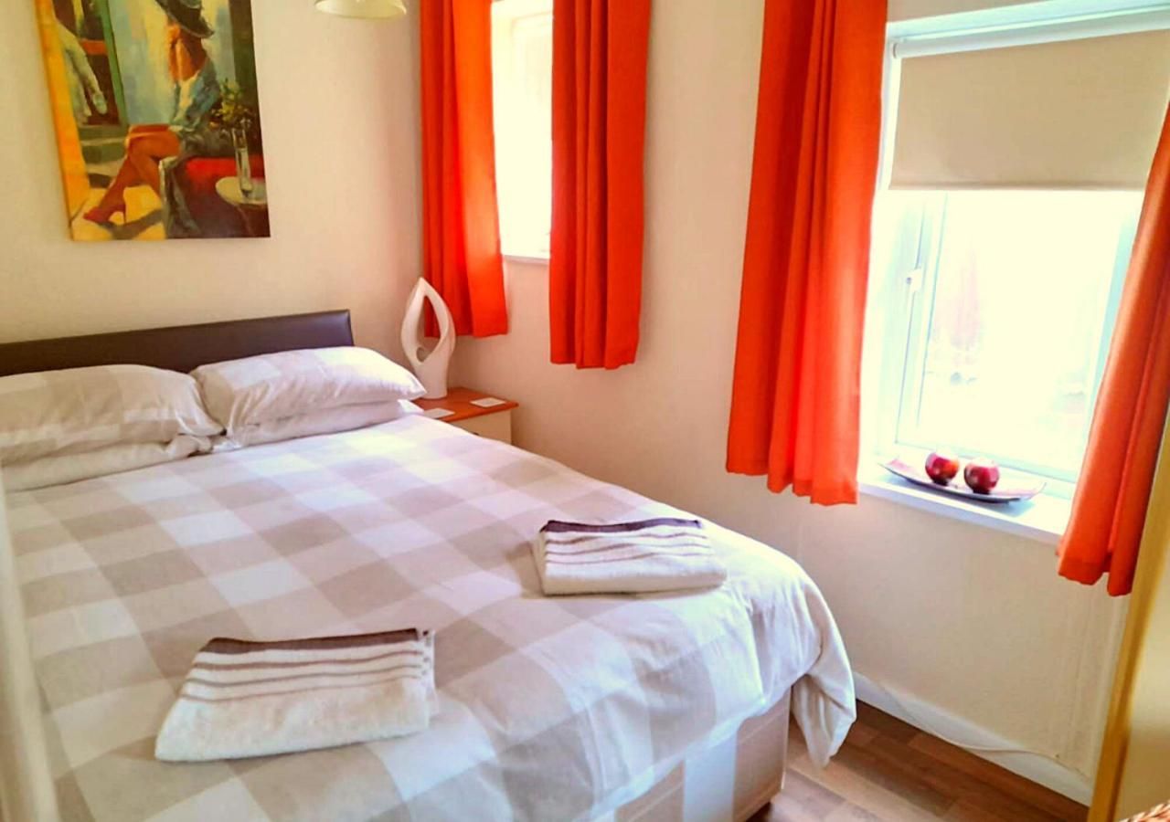 Romantic Lakeside Cottage By The Beach! With Super Cosy Log Burner! The Perfect Escape To Your Home From Home By The Sea! So Relaxing - You Won'T Want To Leave! Pet Friendly! Mablethorpe Εξωτερικό φωτογραφία