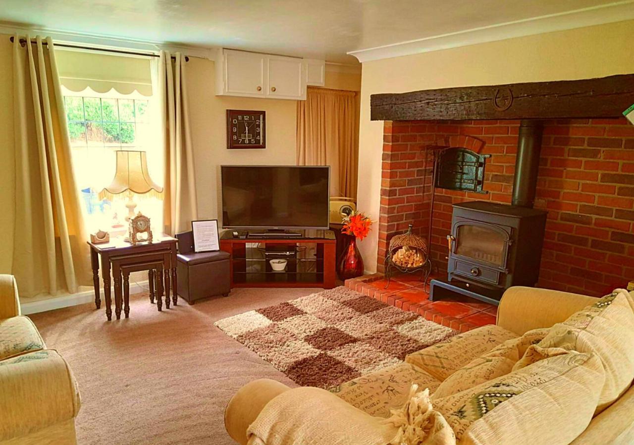 Romantic Lakeside Cottage By The Beach! With Super Cosy Log Burner! The Perfect Escape To Your Home From Home By The Sea! So Relaxing - You Won'T Want To Leave! Pet Friendly! Mablethorpe Εξωτερικό φωτογραφία