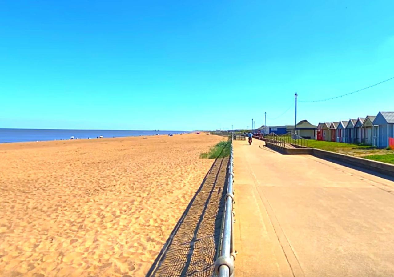 Romantic Lakeside Cottage By The Beach! With Super Cosy Log Burner! The Perfect Escape To Your Home From Home By The Sea! So Relaxing - You Won'T Want To Leave! Pet Friendly! Mablethorpe Εξωτερικό φωτογραφία