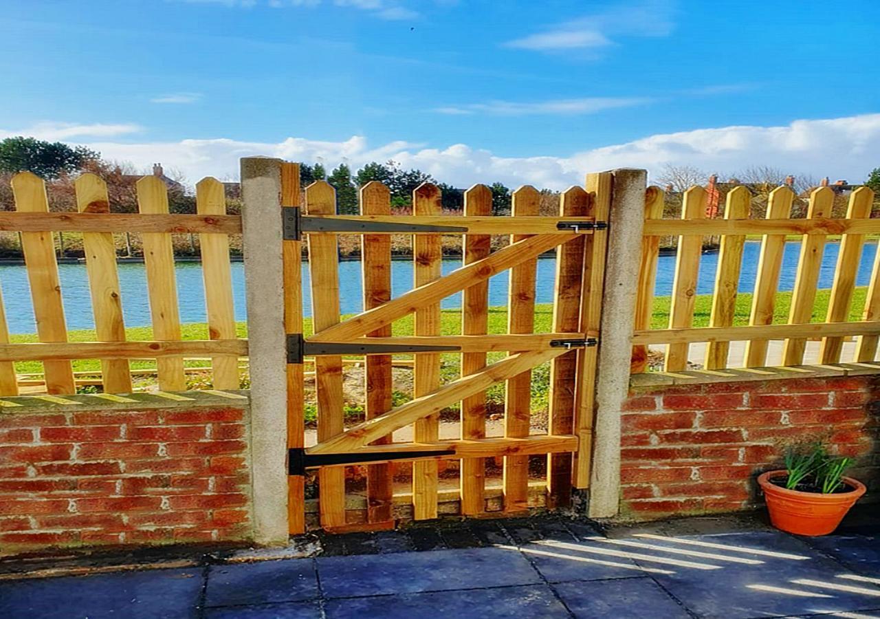 Romantic Lakeside Cottage By The Beach! With Super Cosy Log Burner! The Perfect Escape To Your Home From Home By The Sea! So Relaxing - You Won'T Want To Leave! Pet Friendly! Mablethorpe Εξωτερικό φωτογραφία