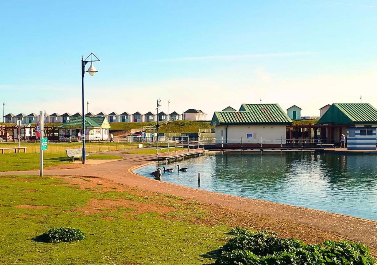 Romantic Lakeside Cottage By The Beach! With Super Cosy Log Burner! The Perfect Escape To Your Home From Home By The Sea! So Relaxing - You Won'T Want To Leave! Pet Friendly! Mablethorpe Εξωτερικό φωτογραφία