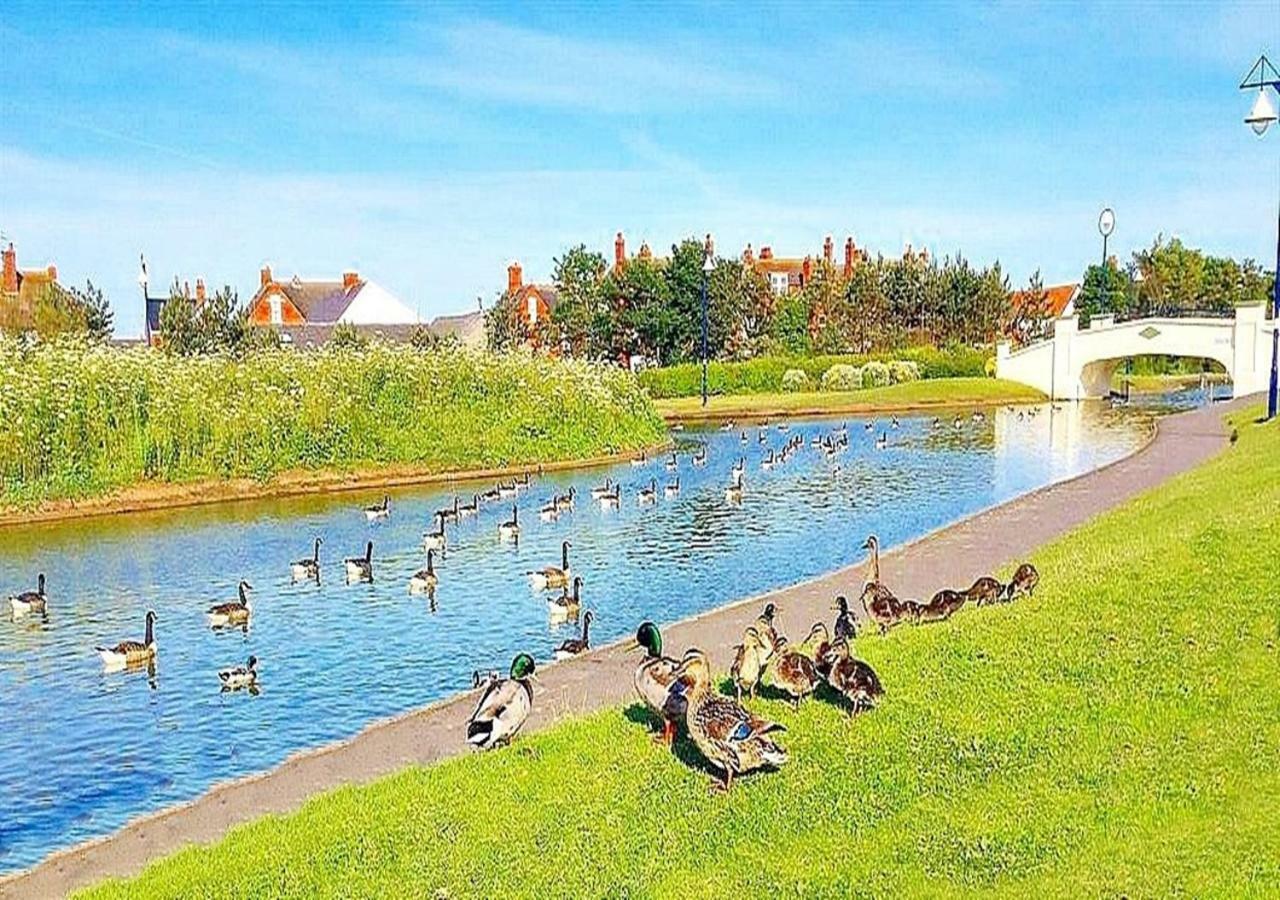 Romantic Lakeside Cottage By The Beach! With Super Cosy Log Burner! The Perfect Escape To Your Home From Home By The Sea! So Relaxing - You Won'T Want To Leave! Pet Friendly! Mablethorpe Εξωτερικό φωτογραφία