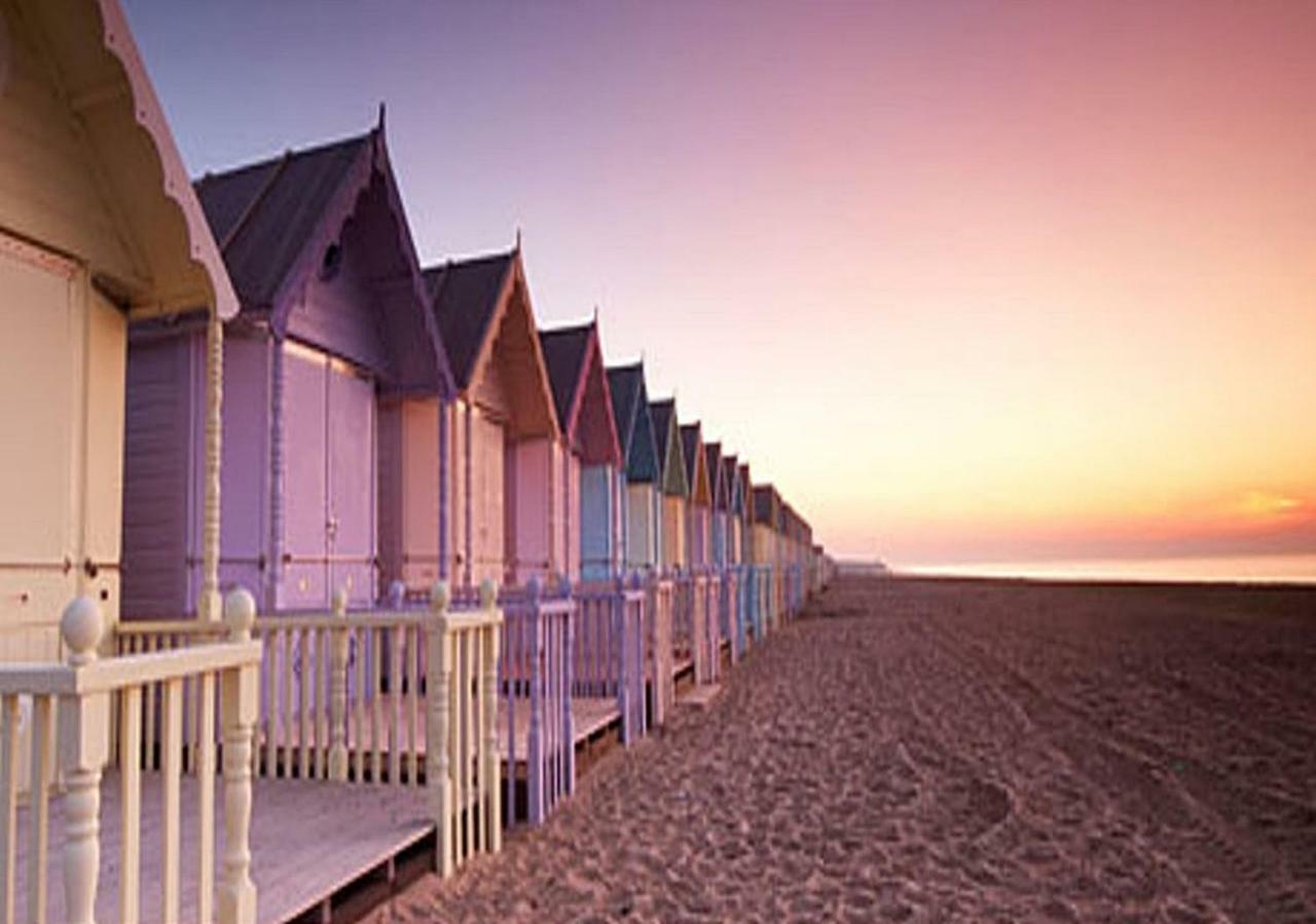 Romantic Lakeside Cottage By The Beach! With Super Cosy Log Burner! The Perfect Escape To Your Home From Home By The Sea! So Relaxing - You Won'T Want To Leave! Pet Friendly! Mablethorpe Εξωτερικό φωτογραφία