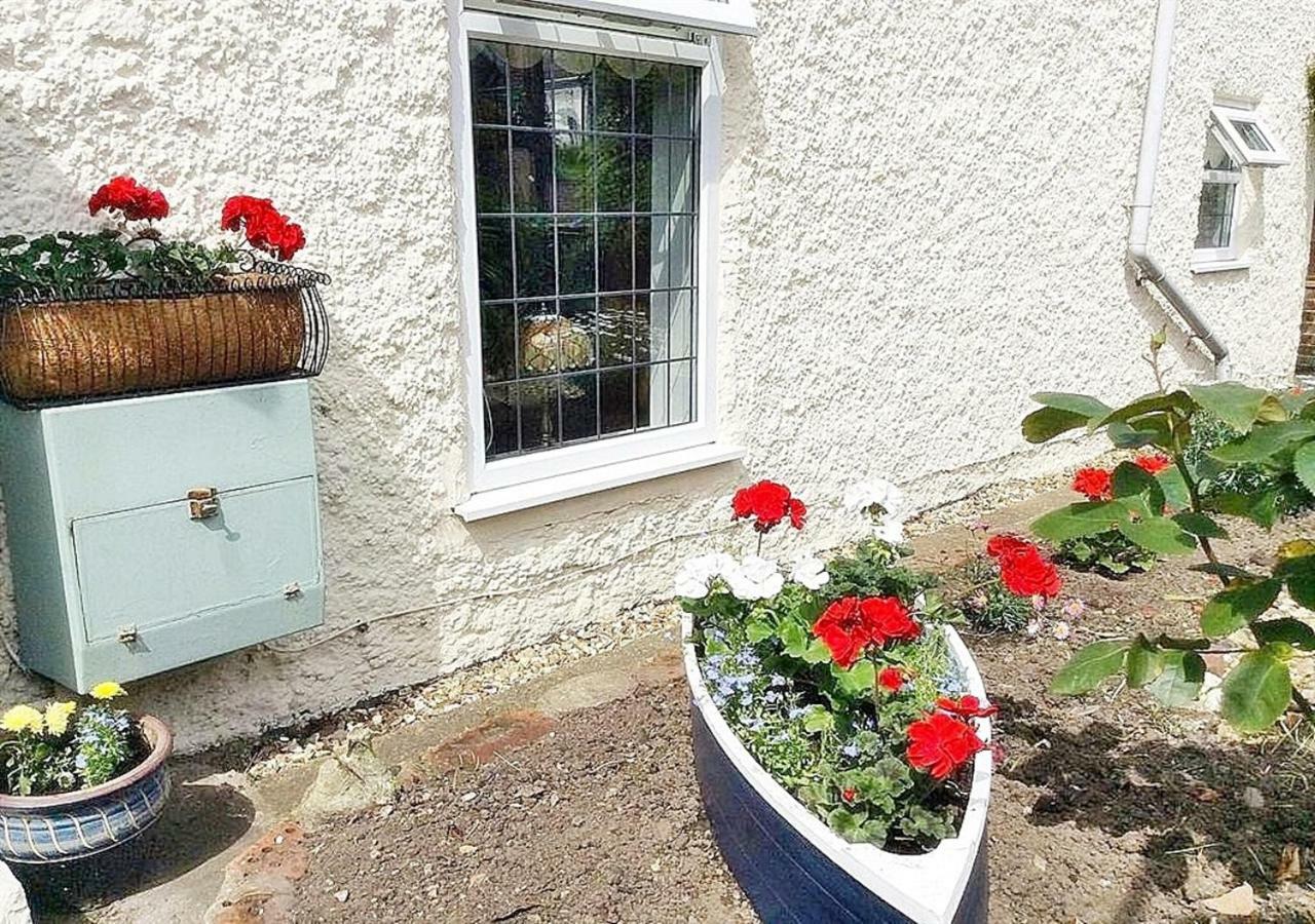 Romantic Lakeside Cottage By The Beach! With Super Cosy Log Burner! The Perfect Escape To Your Home From Home By The Sea! So Relaxing - You Won'T Want To Leave! Pet Friendly! Mablethorpe Εξωτερικό φωτογραφία